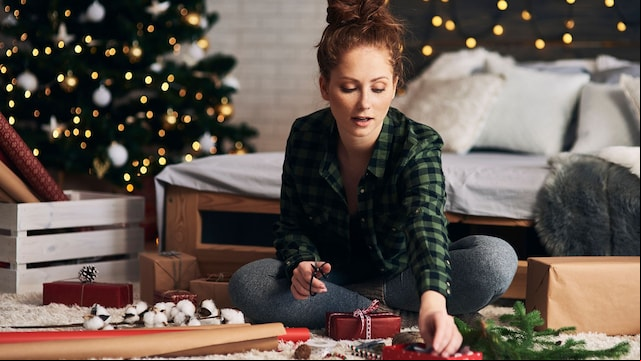 Mujer envolviendo regalos en Navidad