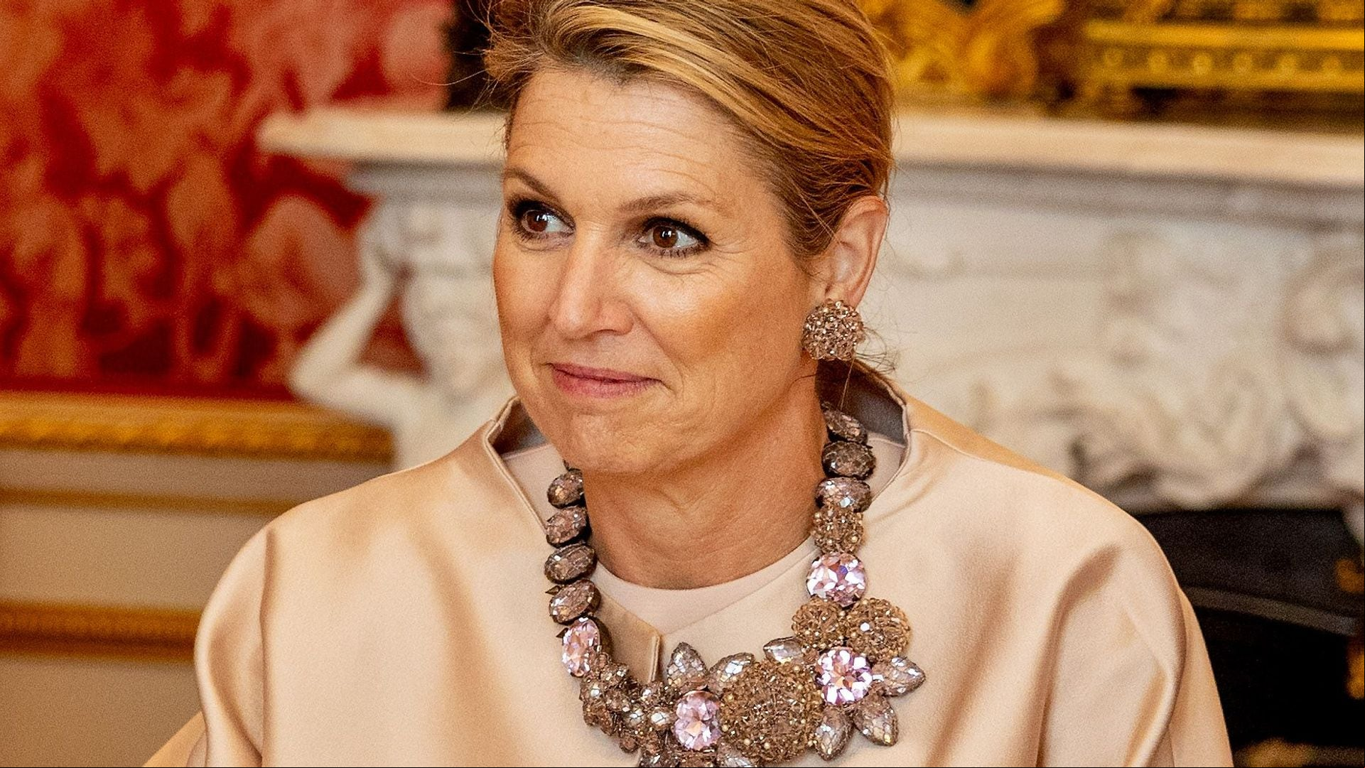 Máxima recupera 2 joyas fabulosas en 24 horas: el collar de decenas de cristales rosas y los pendientes de 15.000 euros