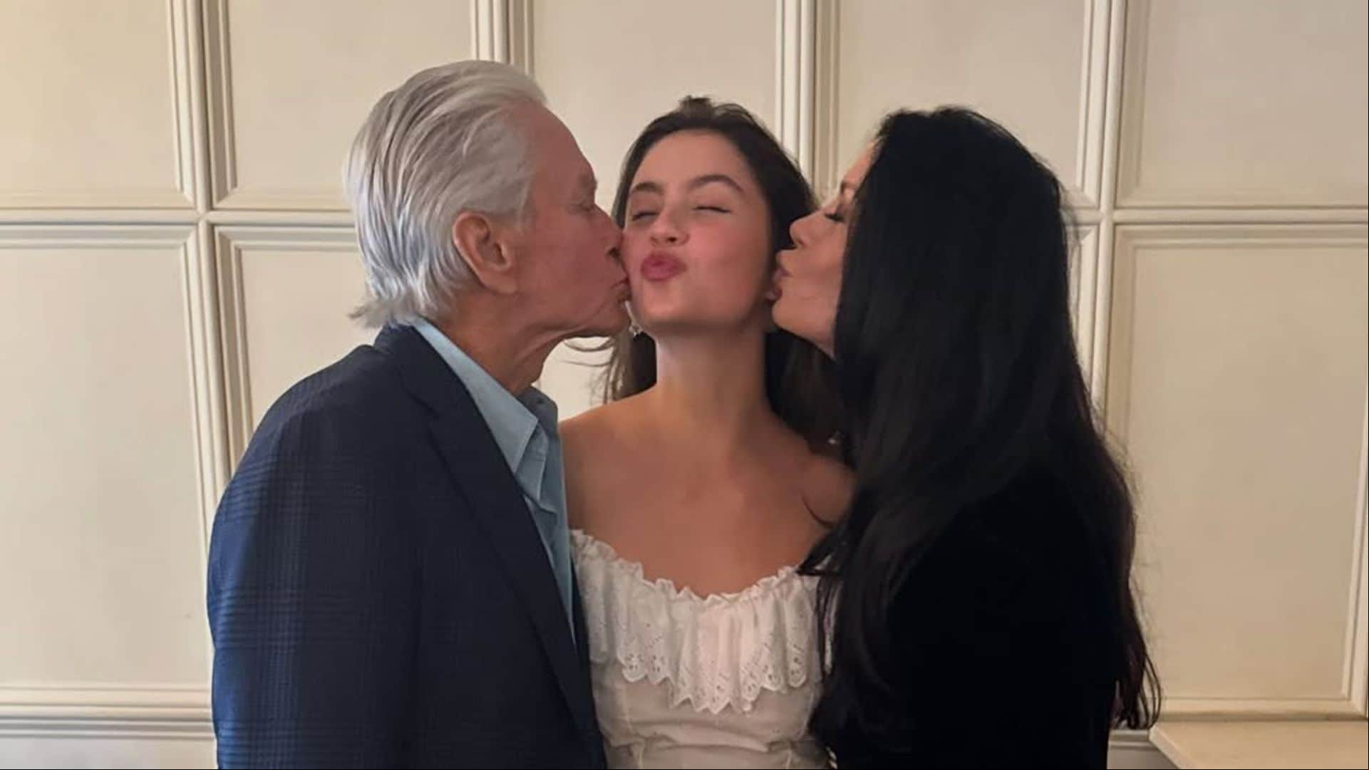 El divertido momento de Michael Douglas en la graduación de su hija: '¡Papá, basta!'