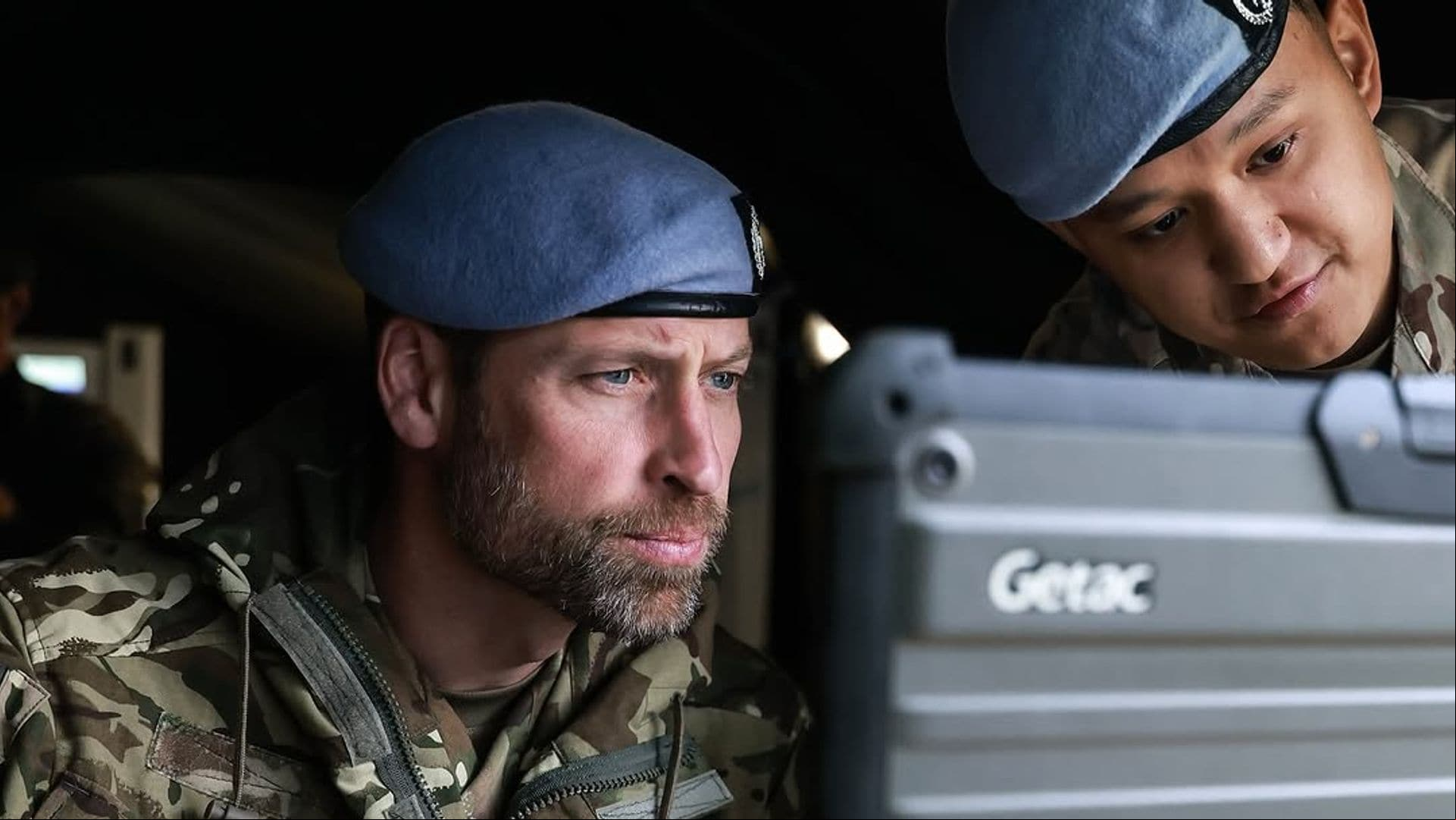 Las últimas imágenes del príncipe Guillermo vestido de uniforme militar que parecen sacadas de una película