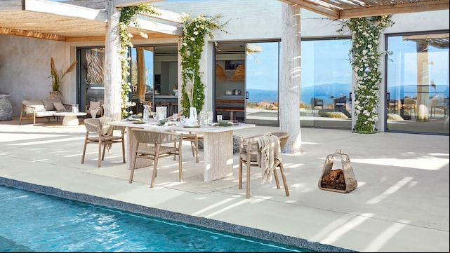 Terraza con mobiliario al lado de la piscina