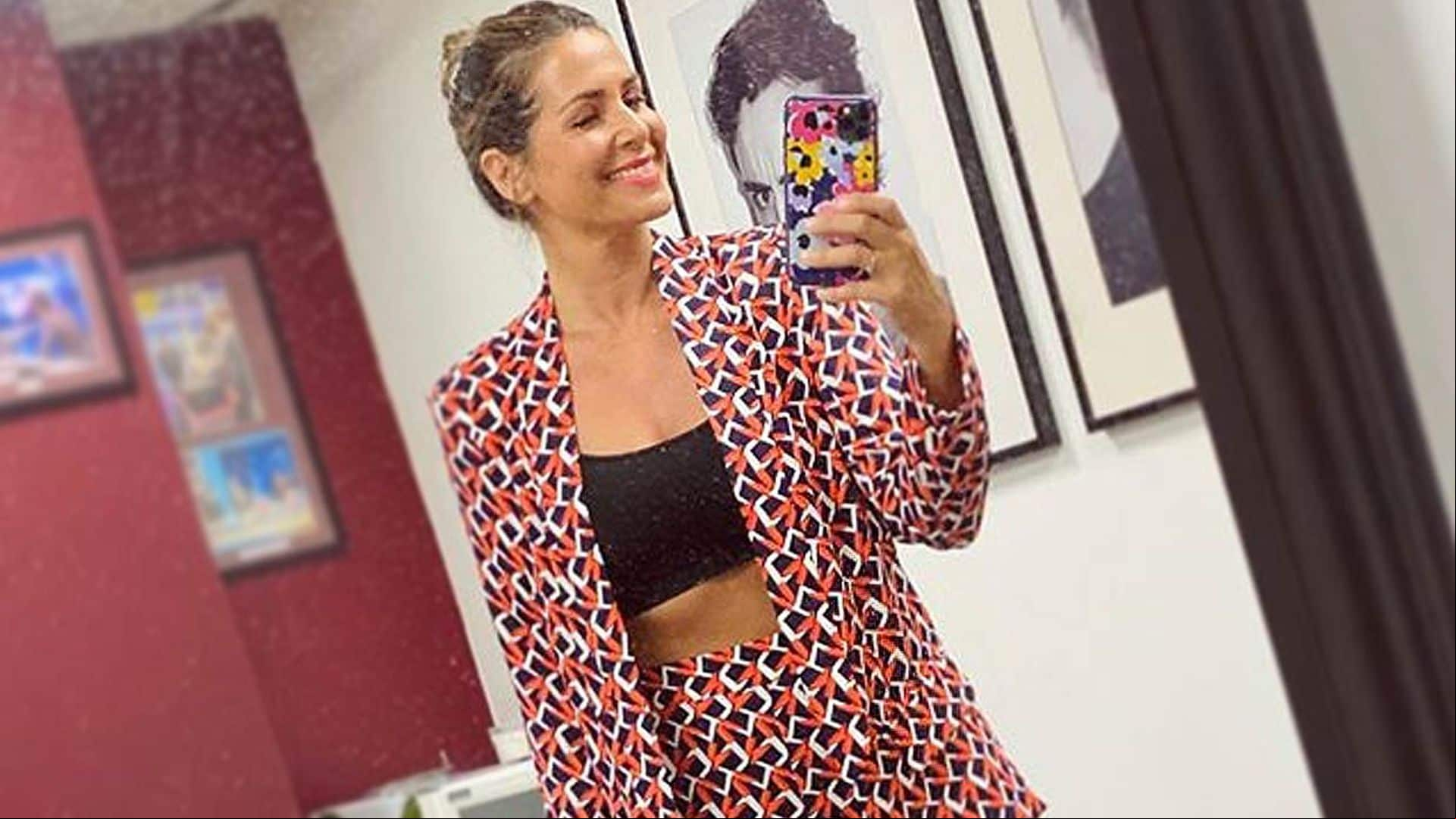 Nuria Roca despide el curso con un potente traje estampado y zapatillas blancas