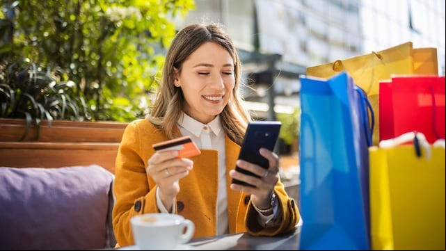 Una chica comprando online