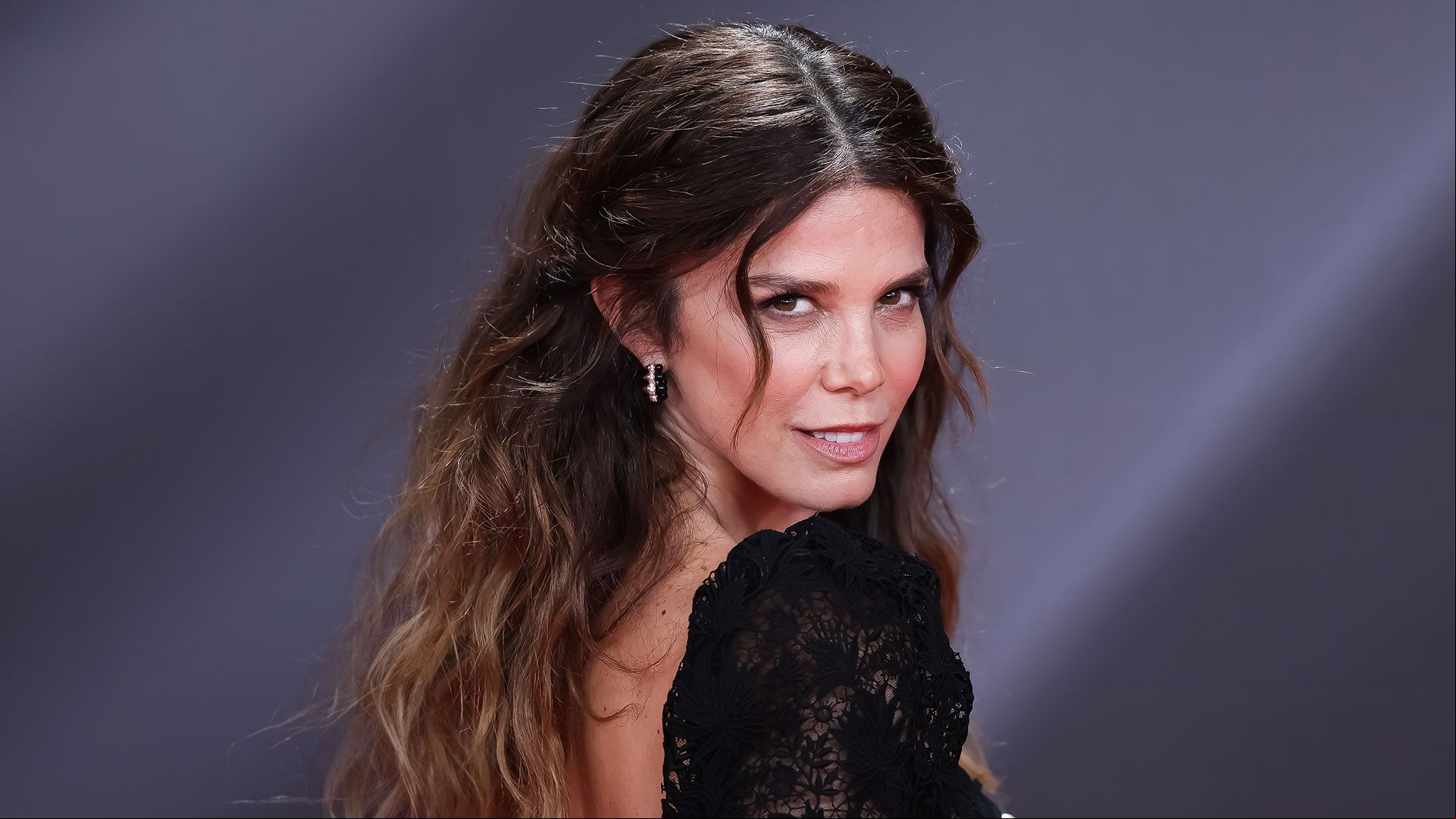 El peinado de Juana Acosta que vas a querer copiar si tienes una boda este verano: romántico, fácil y a prueba de horas