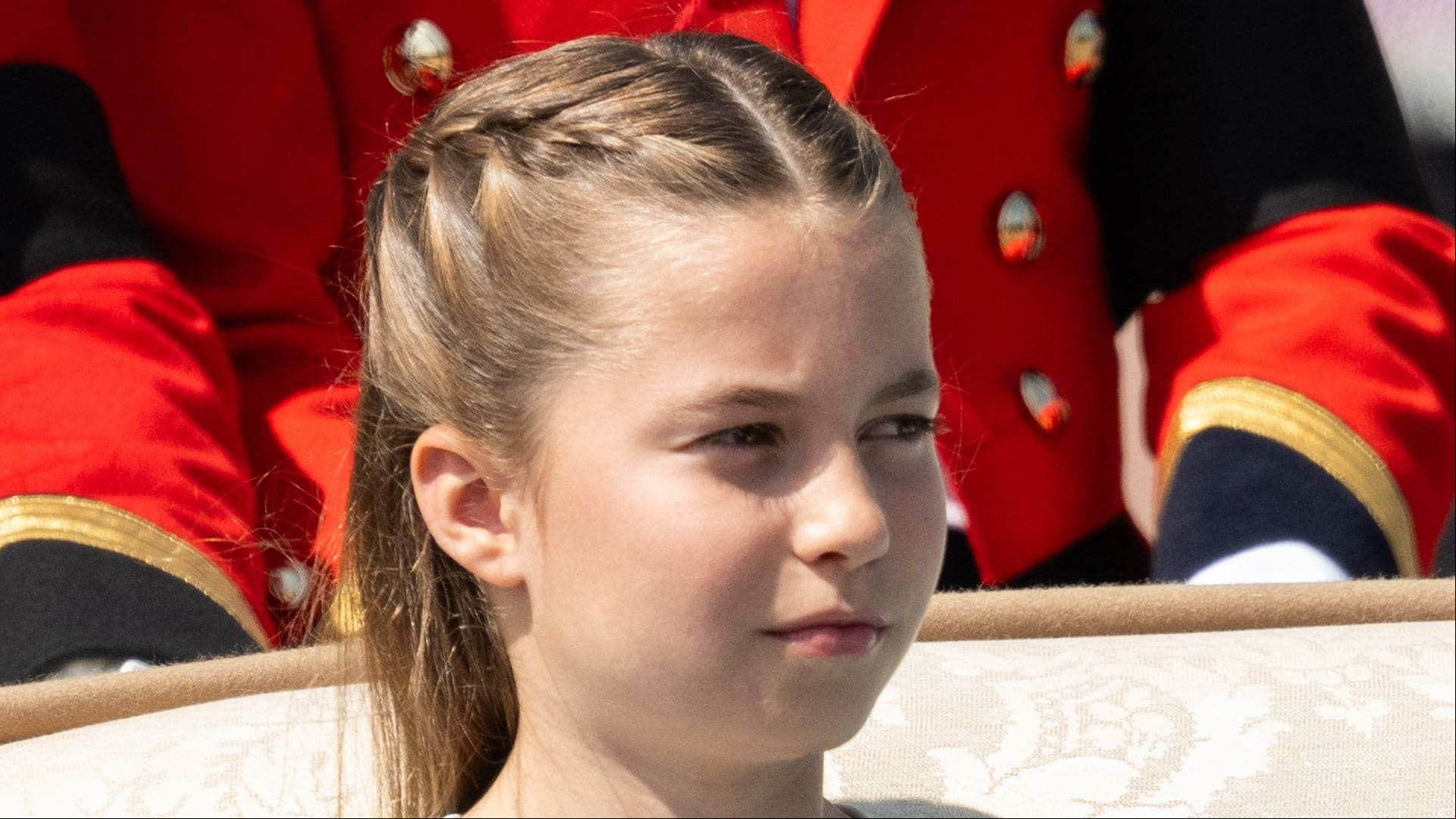 Los gestos de la princesa Charlotte, la otra gran protagonista: una reverencia, un guiño a Isabel II y el mensaje de su madre