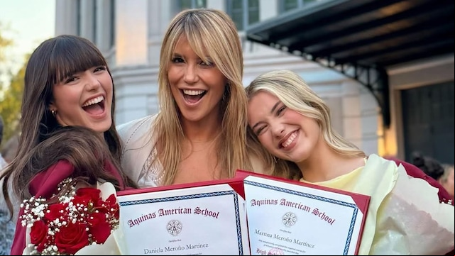 Raquel Meroño en la graduación de sus hijas