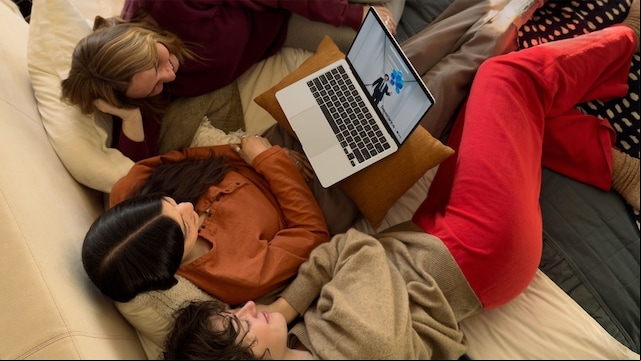 Unas chicas viendo Severance en un MacBook Air M4
