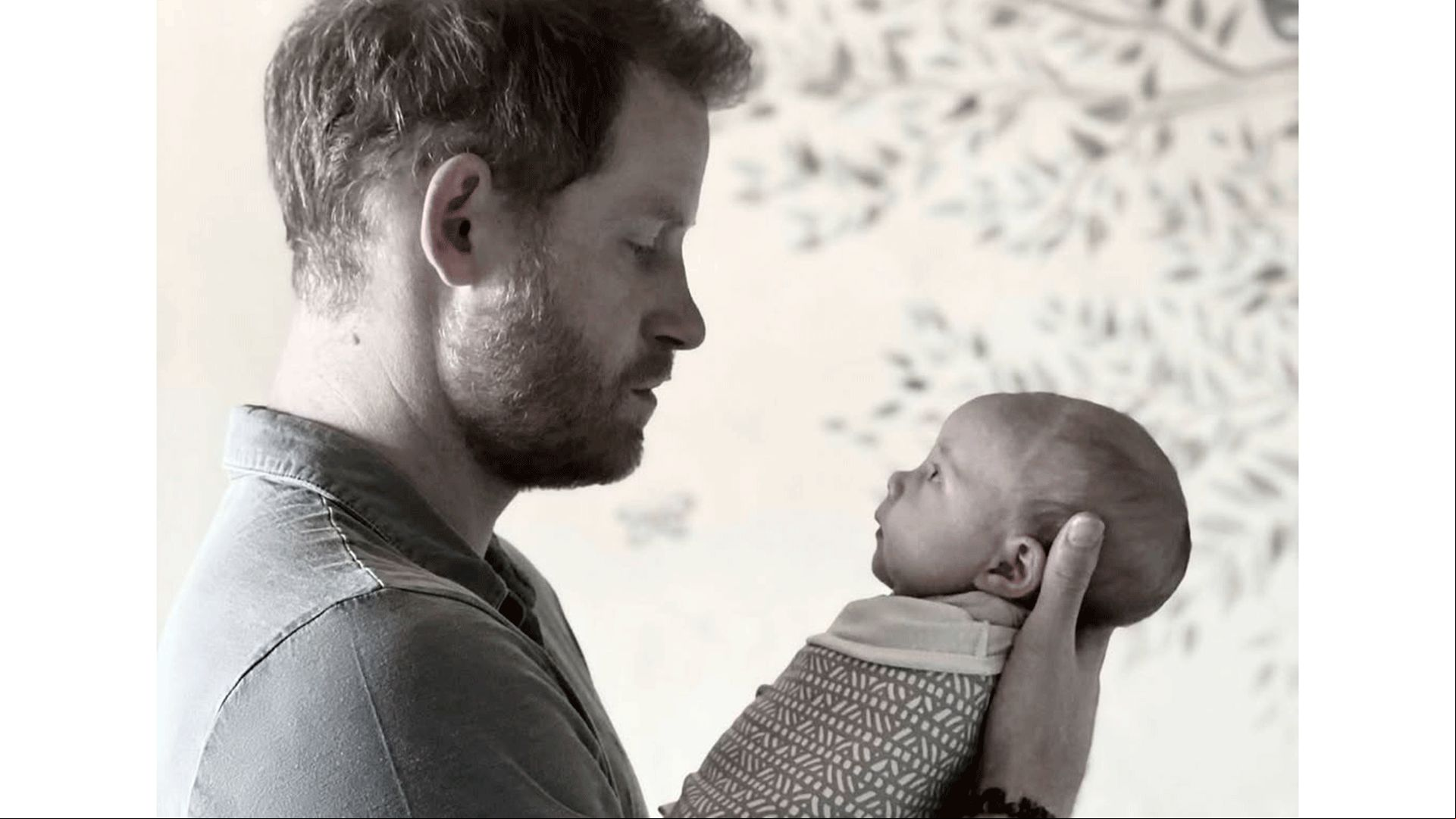 Meghan Markle sorprende con una imagen inédita de su hija Lili con el príncipe Harry