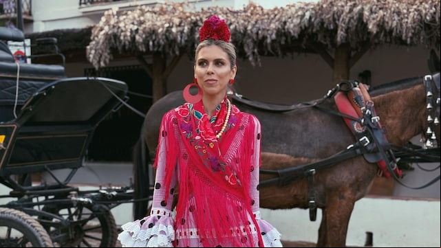Manuela Villena con traje de lunares en El Rocío