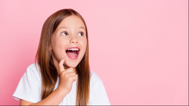 Niña en actitud pensativa y contenta