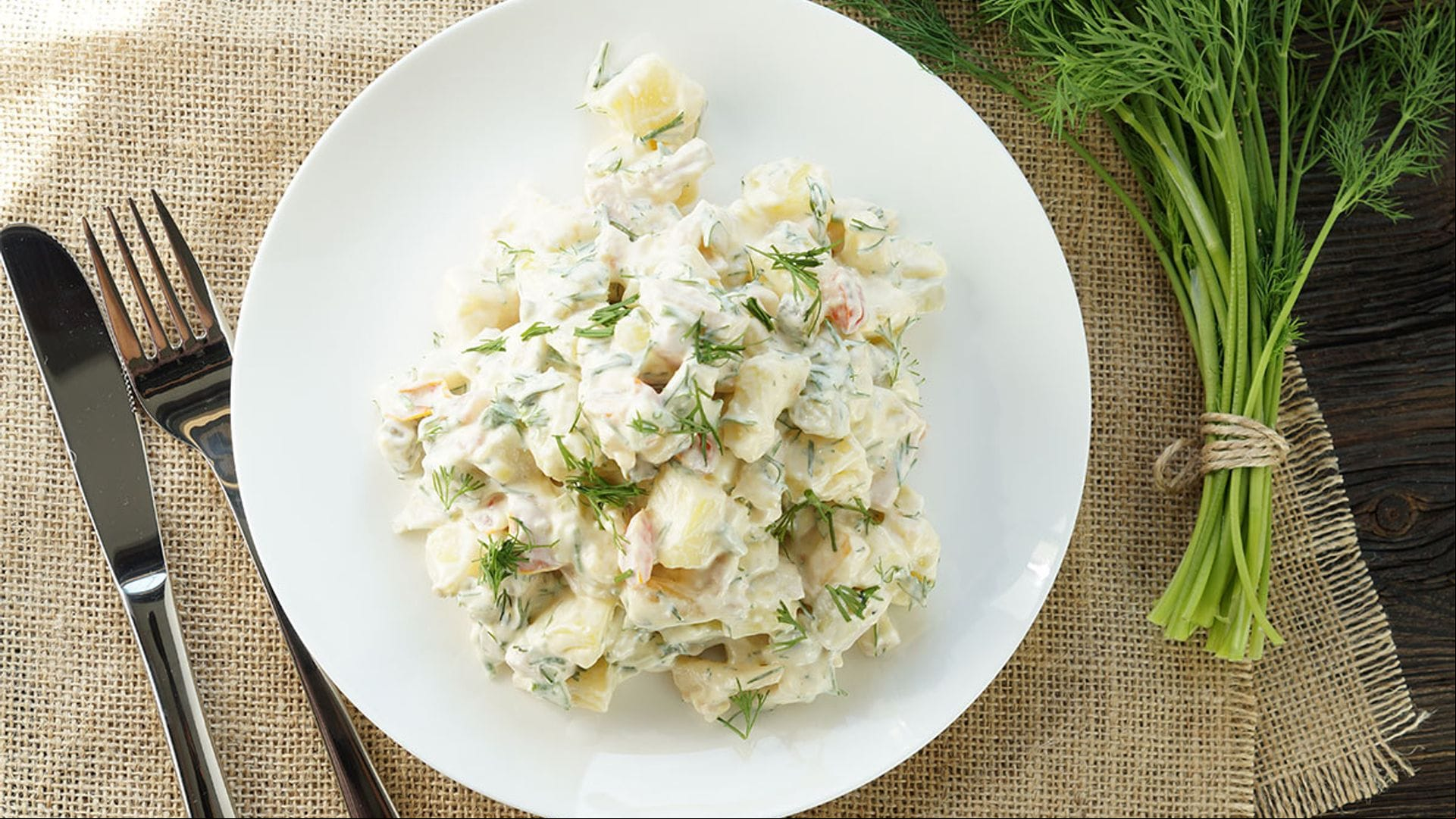 Ensalada tradicional alemana de patata, pepino y mayonesa