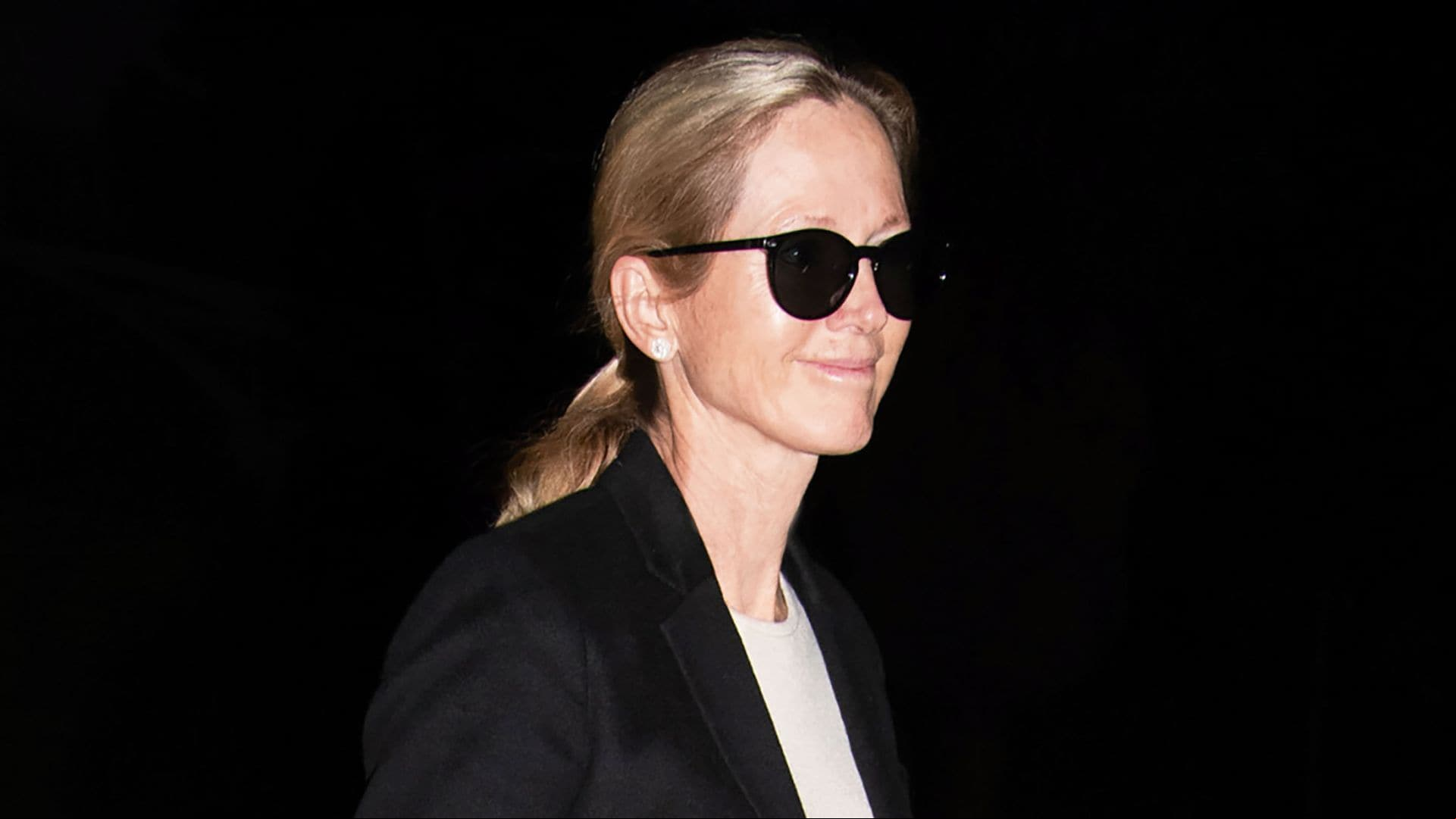 Miranda Rijnsburger, elegante hasta para viajar en un vuelo de 11 horas junto a sus perros y sus hijos