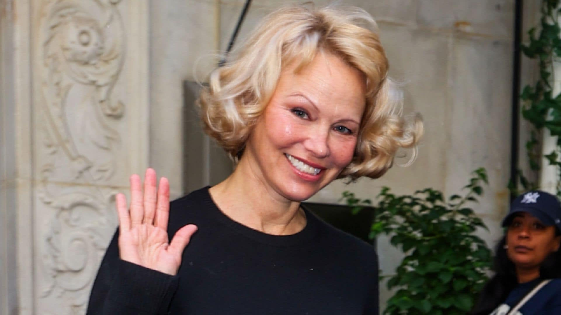 Pamela Anderson presume cambio de 'look' por las calles de Nueva York