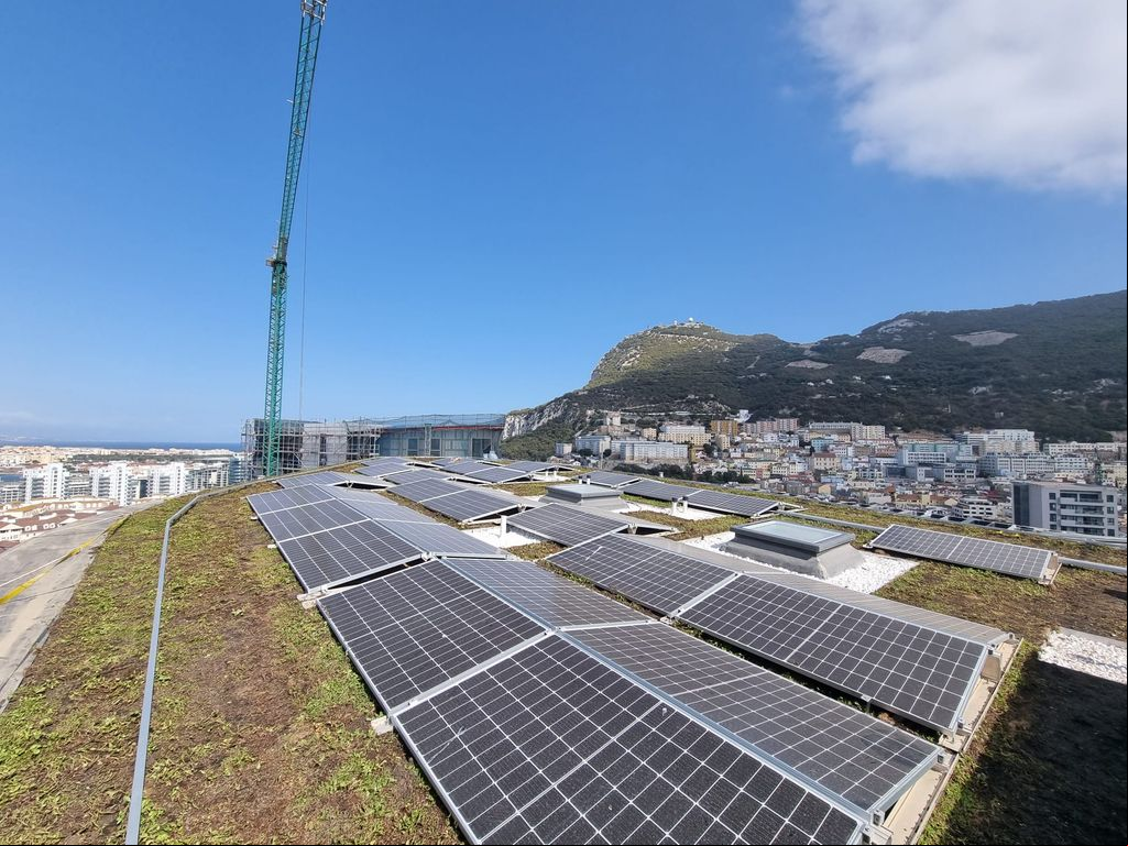 Cubierta biosolar en Gibraltar, territorio británico en la costa sur de España