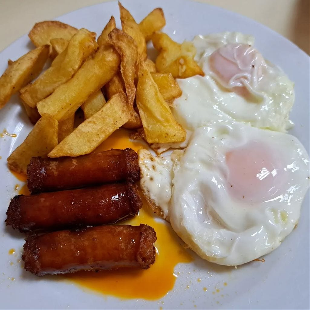 Huevos fritos con patatas y chistorra