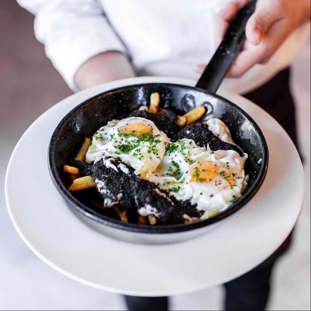 Huevos de corral con patatas fritas y trufa negra