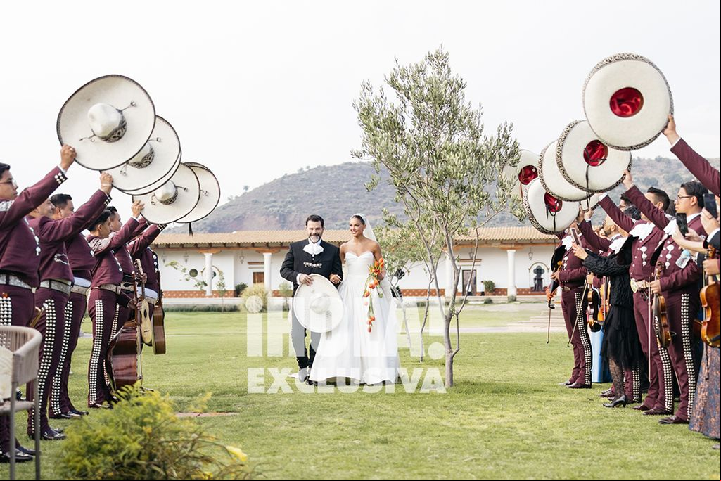 Fotos: AGBA WEDDINGS | Vestido: Lorena Formoso | Pendientes y alianzas: Rabat | Makeup: Sisley | Flores: Granada