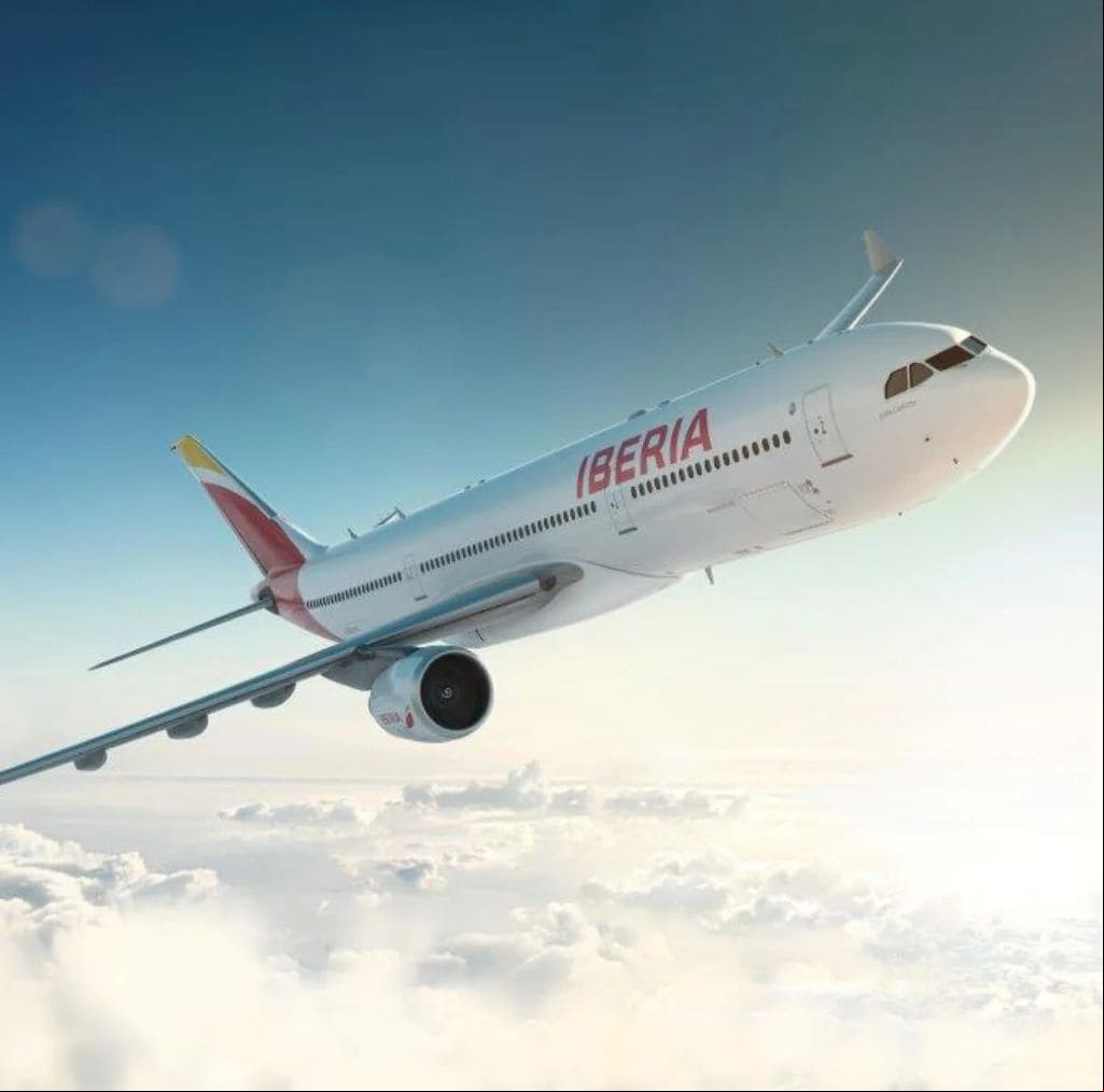 Avión de Iberia volando