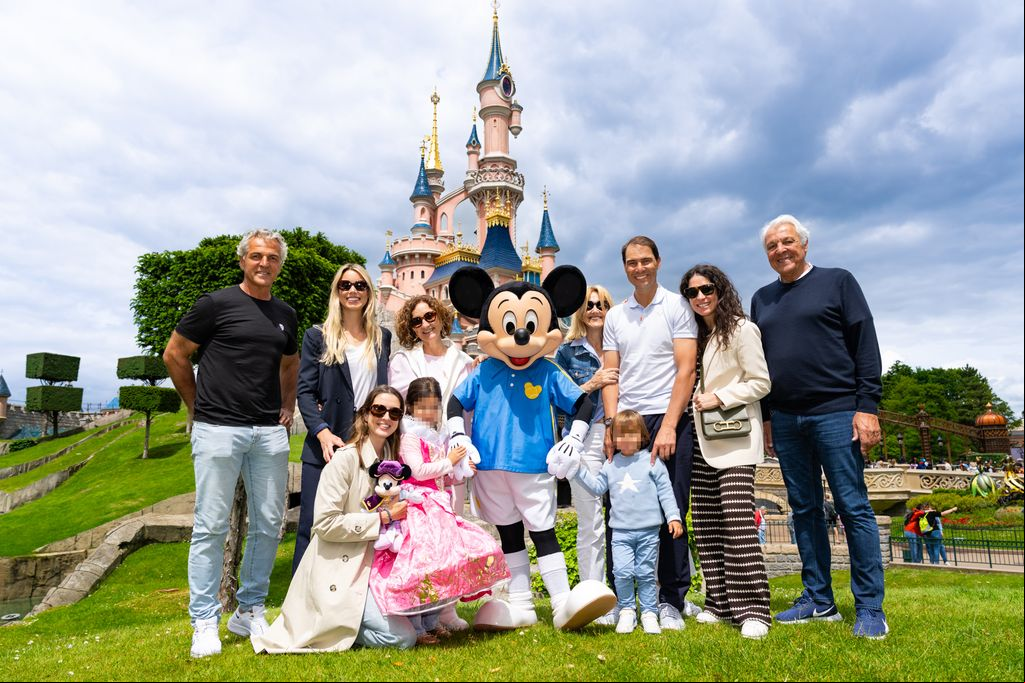 Rafa Nadal y Mery Perelló en Disneyland Paris antes de ser papás con toda la familia