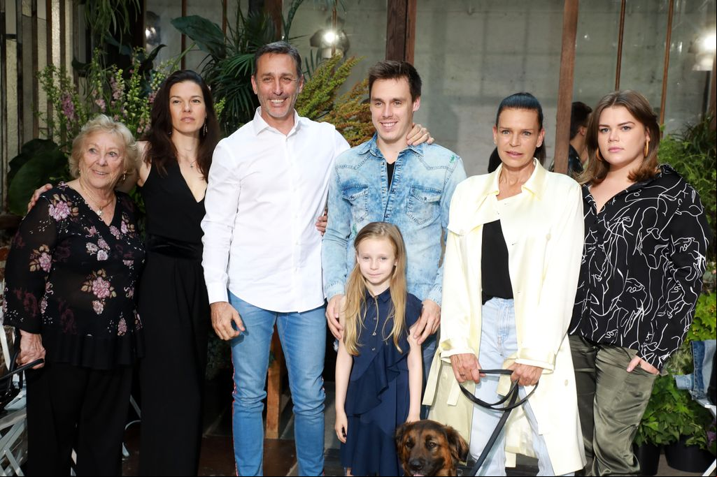 Estefanía de Mónaco y Daniel Ducret en la Semana de la Moda de París de 2019, con Maguy Ducret, Kelly-Marie Lancien, Linoue Ducruet, Camille Gottlieb y Louis Ducruet.