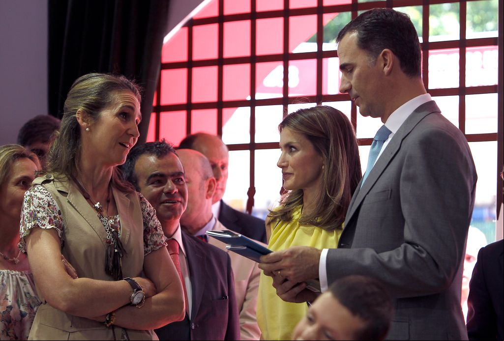 Doña Elena, en 2012 con los que eran príncipes Felipe y Letizia en la Feria del Libro de Madrid
