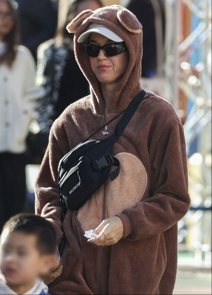 Katy Perry es captada con su hija en un parque de diversiones en Australia, en medio de los rumores de su separación con Orlando Bloom.