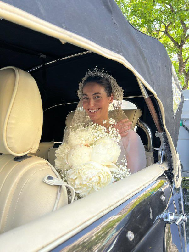 Llegada novia, luciendo su vestido de Victorio & Lucchino y una tiara perteneciente a la familia de la madre del novio