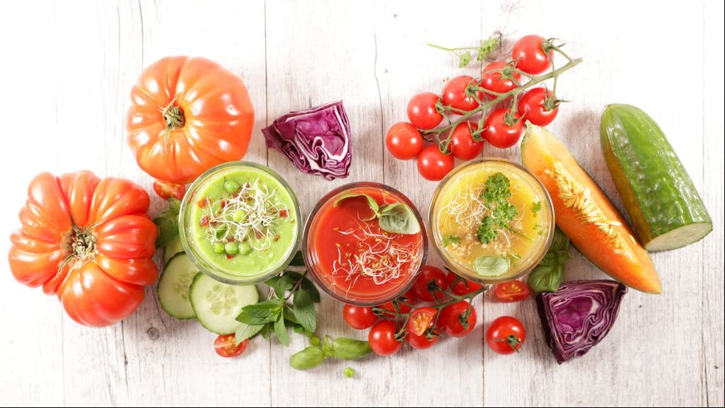 Son muchas las frutas y verduras que podemos incorporar al gazpacho para hacerlo diferente del clásico.