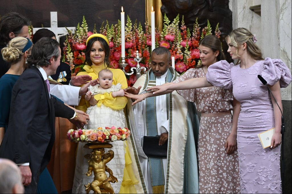 La princesa Ines con sus padrinos de bautizo