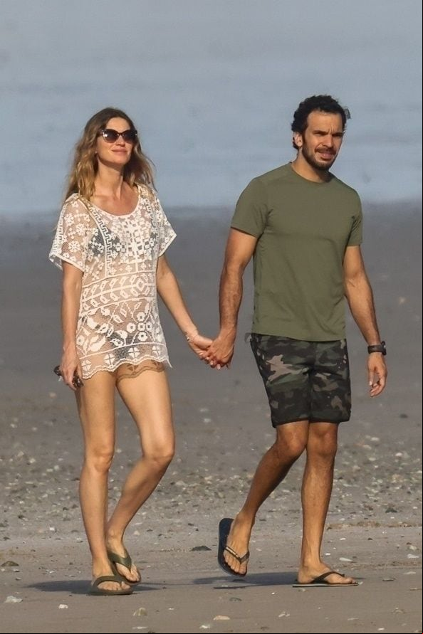 La pareja disfrutó de un paseo tomada de la mano.