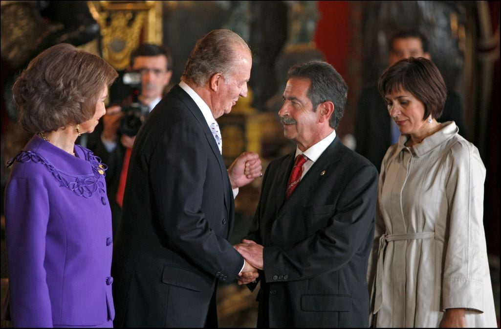 rey juan carlos y miguel angel revilla