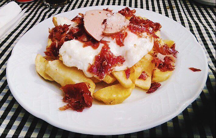 Los huevos rotos de Vermutería Lou en Barcelona tienen mucha fama.