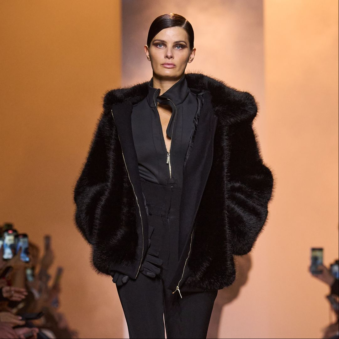 De Isabeli Fontana a Joan Smalls: las modelos de los 2000 brillan con lentejuelas y estolas de pelo gracias a Elie Saab
