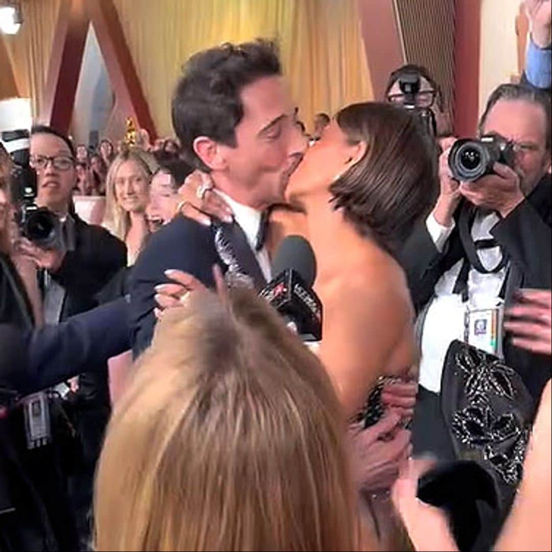 El beso viral de Halle Berry y Adrien Brody... y la polémica que esconde