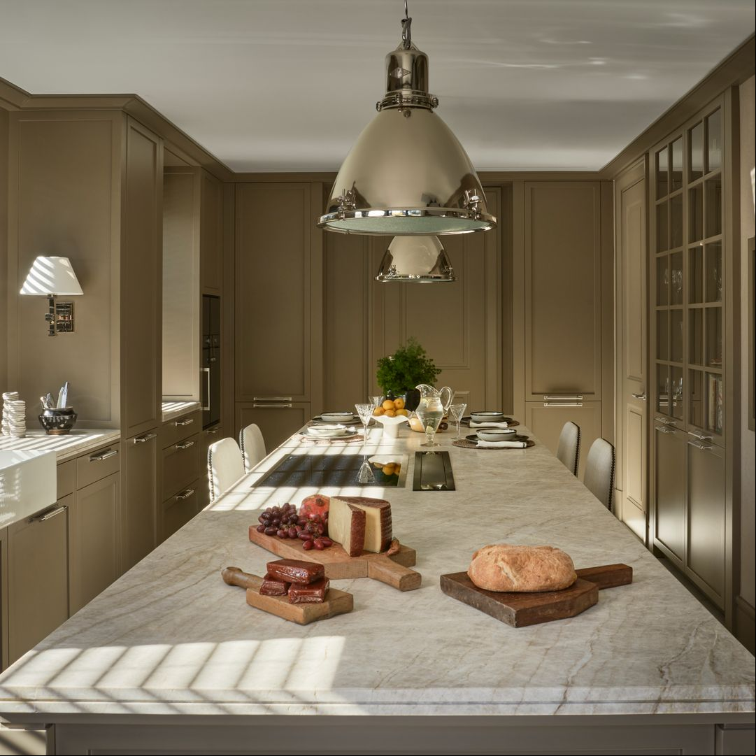 Una cocina de estilo clásico de 30 m²: tradición renovada con máximo almacenaje y zona social