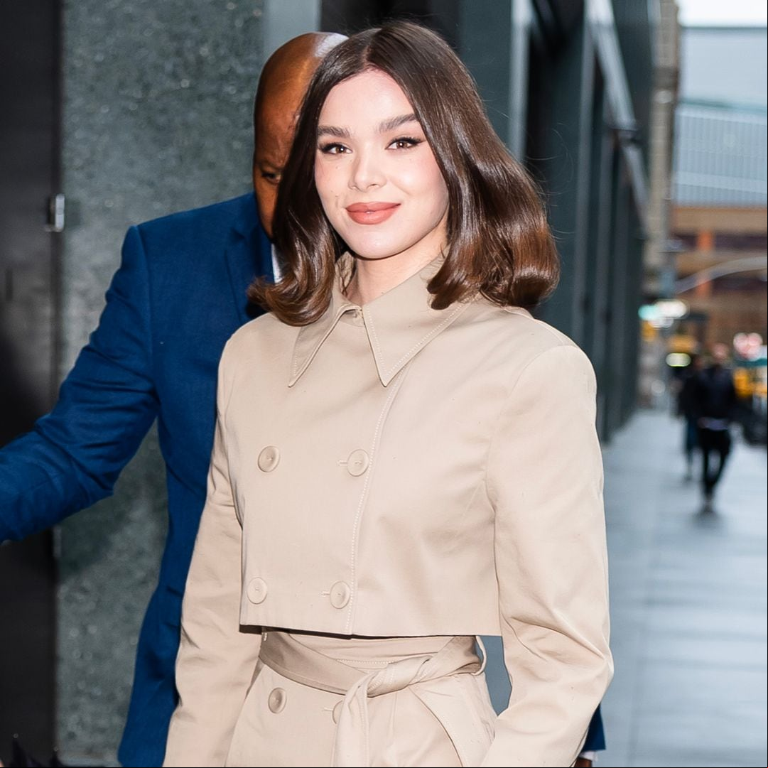 Hailee Steinfeld confirma que la gabardina es la pieza más versátil de la temporada